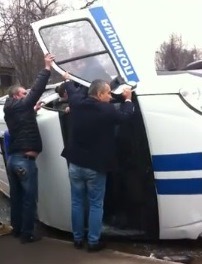 В Москве БМВ (BMW) врезалась в полицейскую "Газель", семь человек пострадало. "Газель" от удара перевернуло, шесть полицейских и водитель БМВ получили травмы