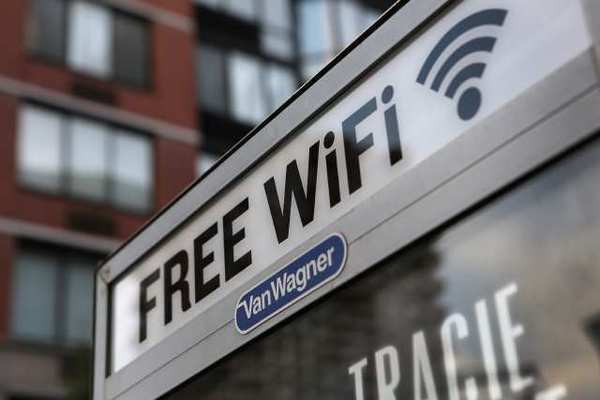 В Москве таксофоны будут раздавать Wi-Fi. Столичные таксофоны сделают точками интернет доступа с помощью технологии Wi-Fi.