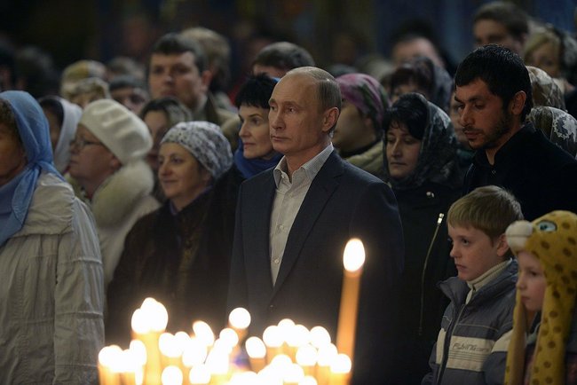 В рождественскую ночь Владимир Путин присутствовал на праздничном богослужении в храме Нерукотворного Образа Христа Спасителя