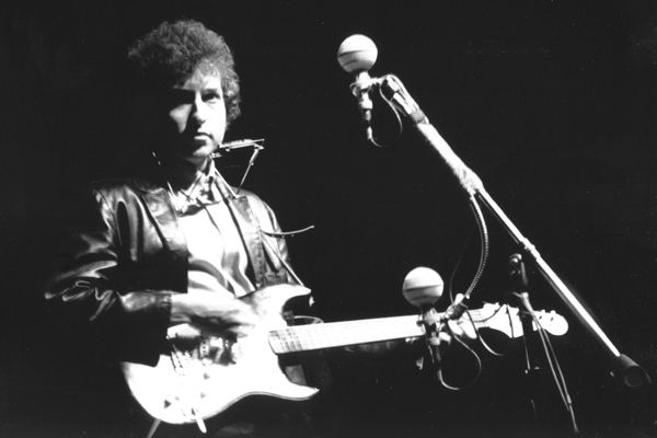 гитара Боба Дилана ушла с молотка почти за 1 миллион долларов