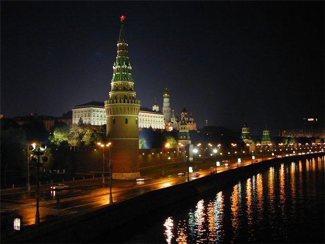 Московский Кремль на час отключили от внешнего освещения. Президент России включился во всемирную акцию «Час Земли».