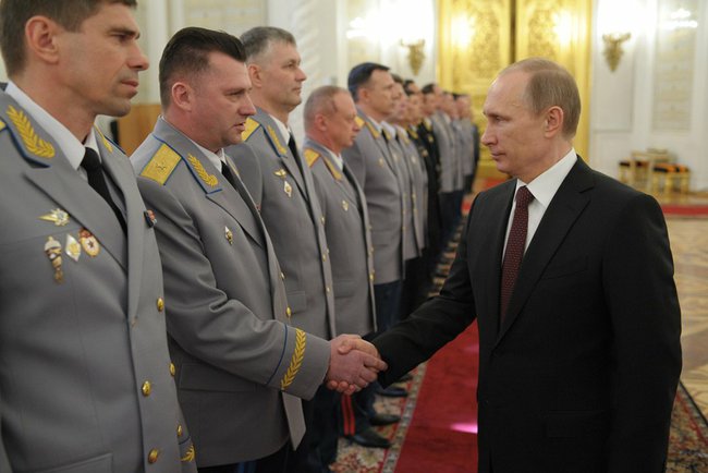 В Крыму офицеров назначили на высшие командные должности. Новых глав силовых и военных ведомств представили в Георгиевском зале Большого Кремлёвского дворца.